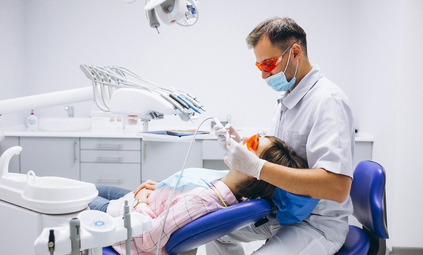 Image 4: Higiene dental completa y opción a curetaje de encías en 1 o 2 arcadas