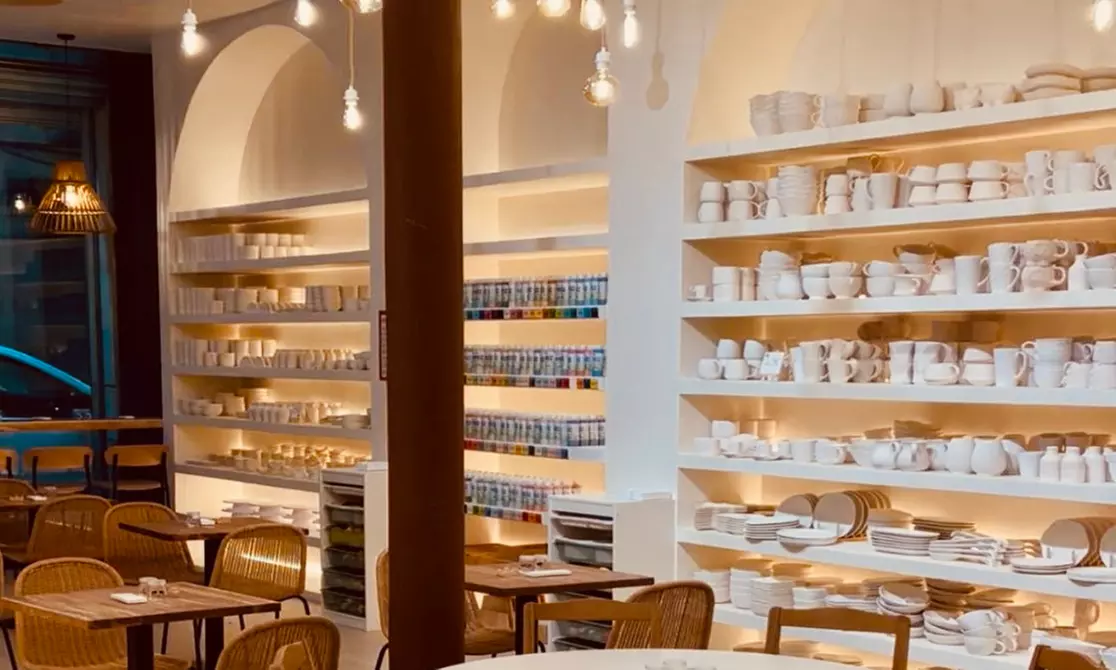 Taller de pintura sobre cerámica con bebida o vino y cheesecake