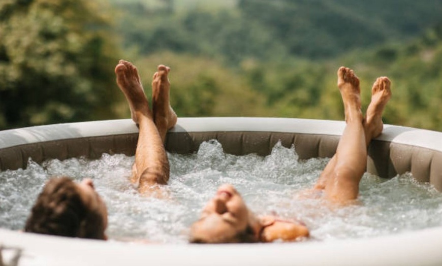 Image 3: Experiencias románticas con masaje, cava, fresas y bañera privada