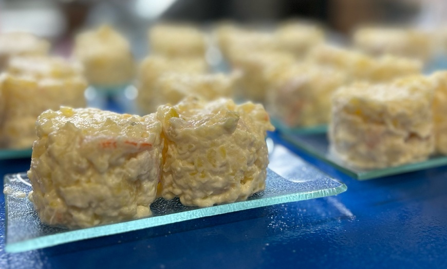 Image 9: Menú andaluz con entrantes, principales y bebidas