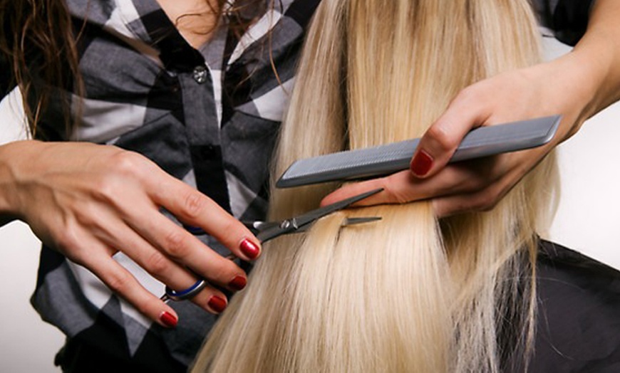 Image 2: Sesión de peluquería: lavado, corte, secado y opción a tinte o mechas