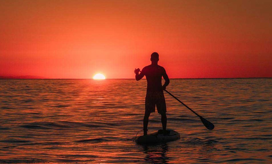 Image 5: Amanecer, atardecer o bautizo en paddlesurf con instructor para 1 o 2