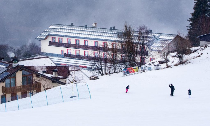 Image 1: Trentino: 3 notti in mezza pensione, con massaggio o Ski pass