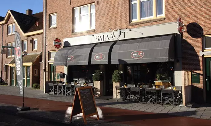 Rondvaart van 75 minuten door Amsterdam met daarna een burgermenu