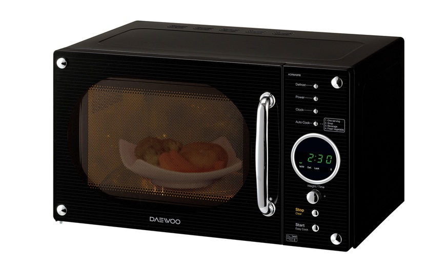 Image 12: Daewoo Retro-Style Microwave