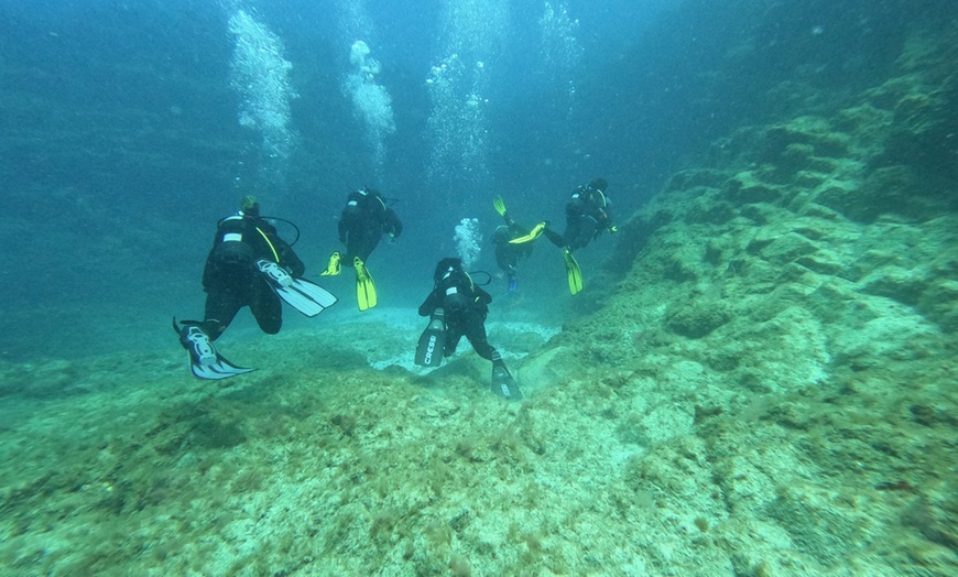 Image 2: Bautismo de buceo con reportaje fotográfico para 1 o 2 personas