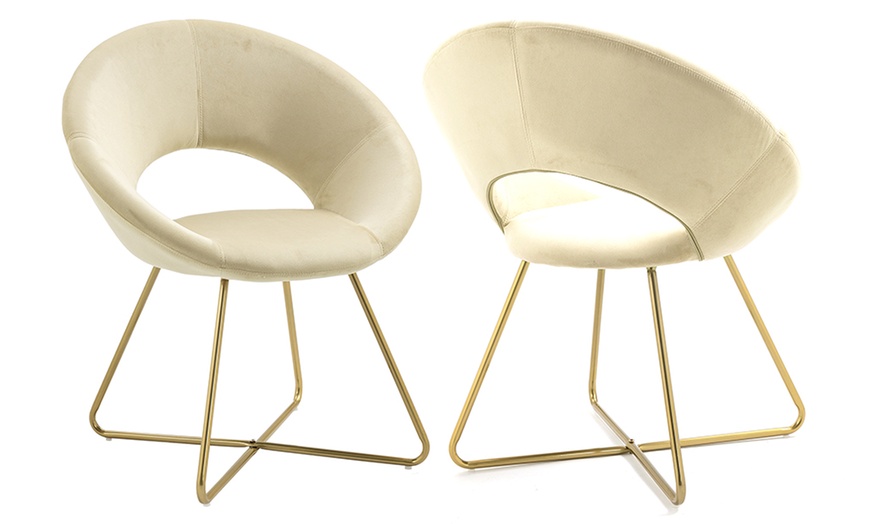 Image 2: Butaca circular con acabado de terciopelo y estructura en metal dorado