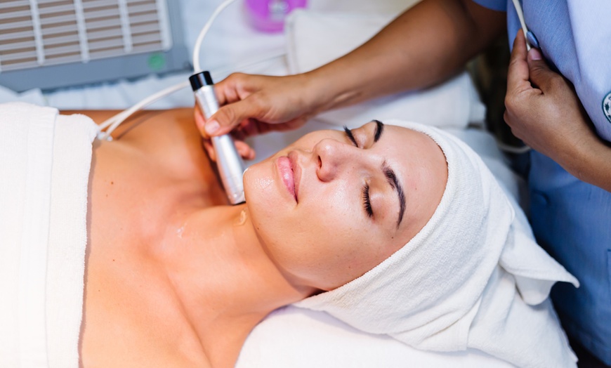 Image 1: Limpieza facial con radiofrecuencia, microdermoabrasión y mascarilla 