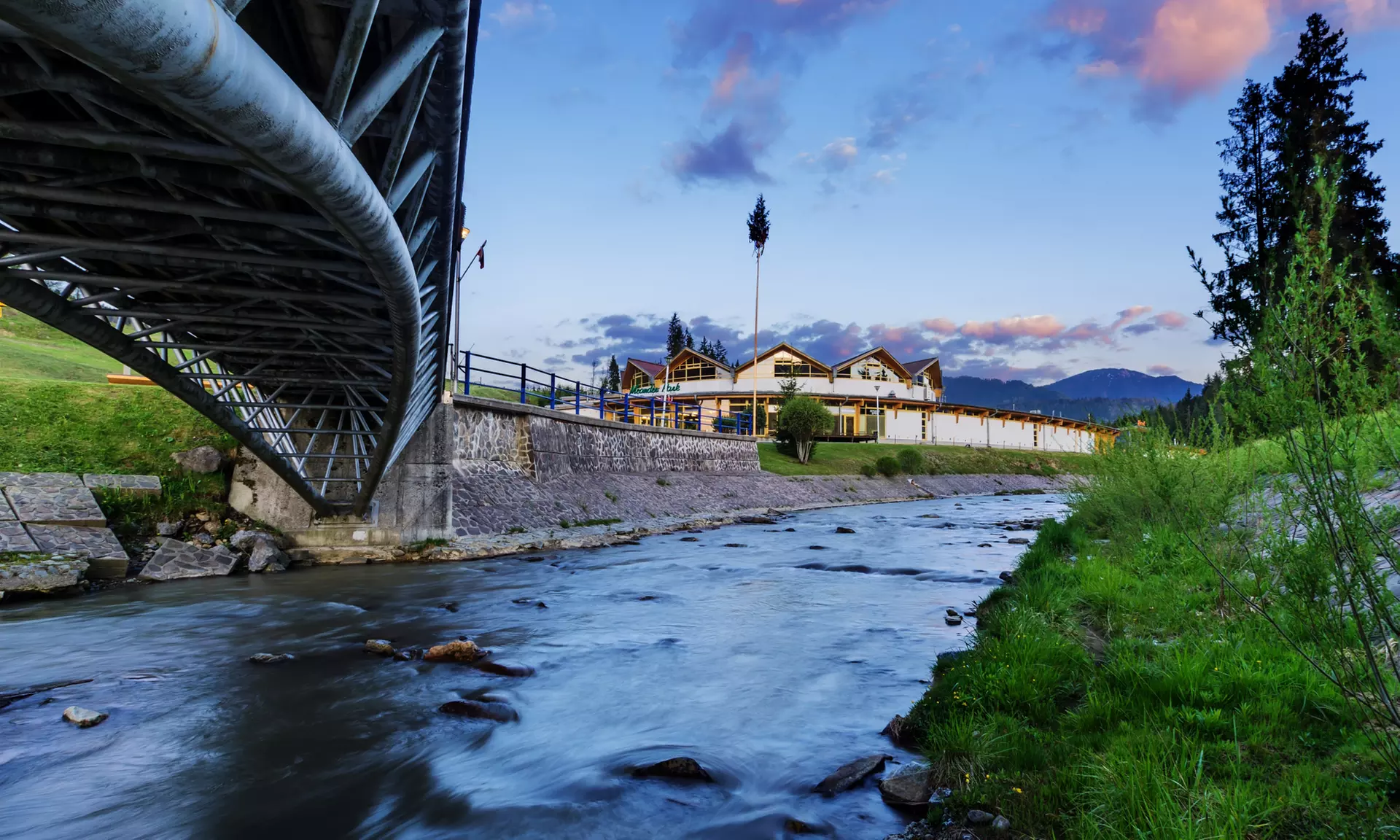 Baseny geotermalne i wodne atrakcje w Aquaparku Meander Oravice