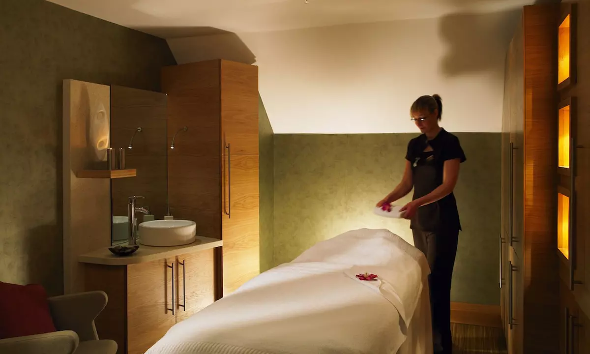 West Yorkshire: 4* Standard Double or Twin Room with Breakfast & Wi-Fi