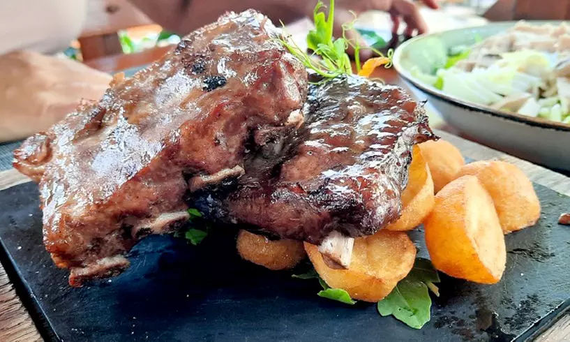 Menú para 2 o 4 personas con postre y bebida en Brasería El Colibrí