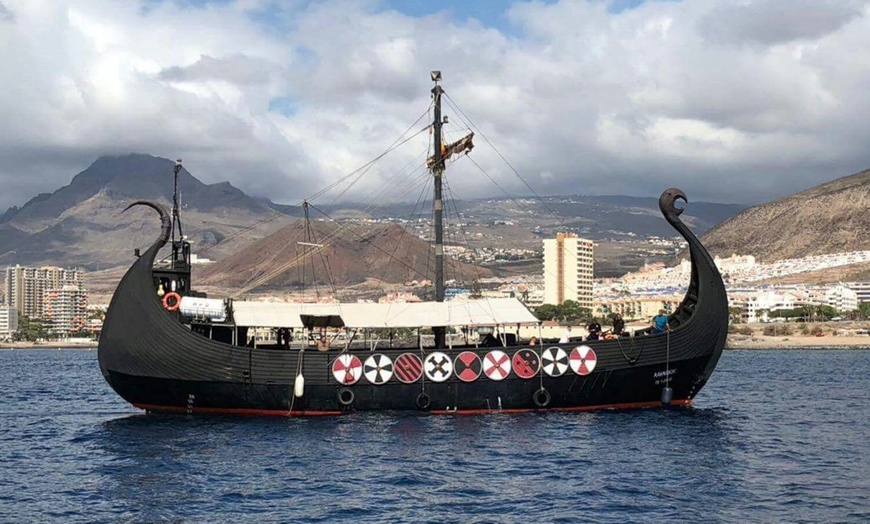 Image 1: Paseo en barco vikingo