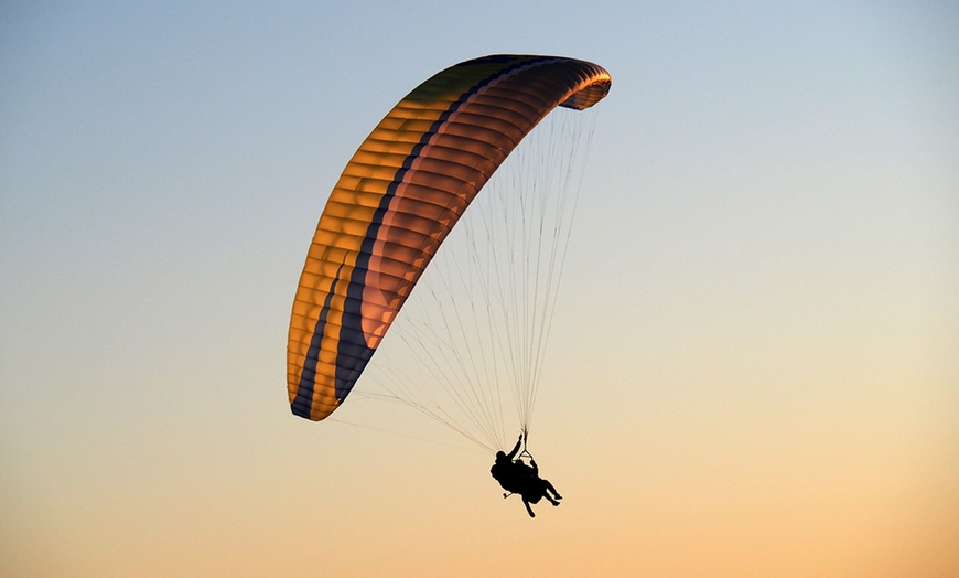 Image 1: Vuelo en parapente para 1 o 2 en Zaragoza con Cierzo Flight Co