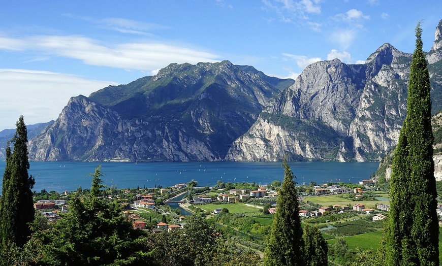 Image 1: Lago di Garda: 1 o 2 notti in camera Standard con Spa e degustazione