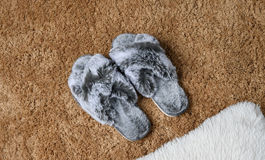 Image 6: Womens Rabbit Fur Themed Slippers