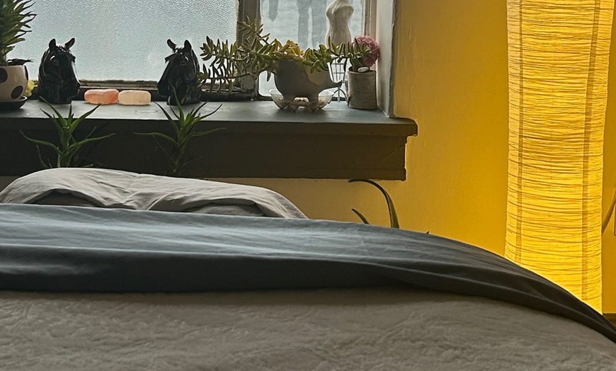 Image 1: One 60 or 90-Minute Therapeutic Aromatherapy Spa Massage