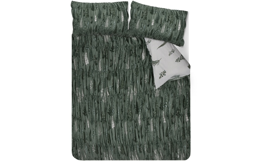 Image 2: Reversible Polycotton Fern Rouched Duvet Set