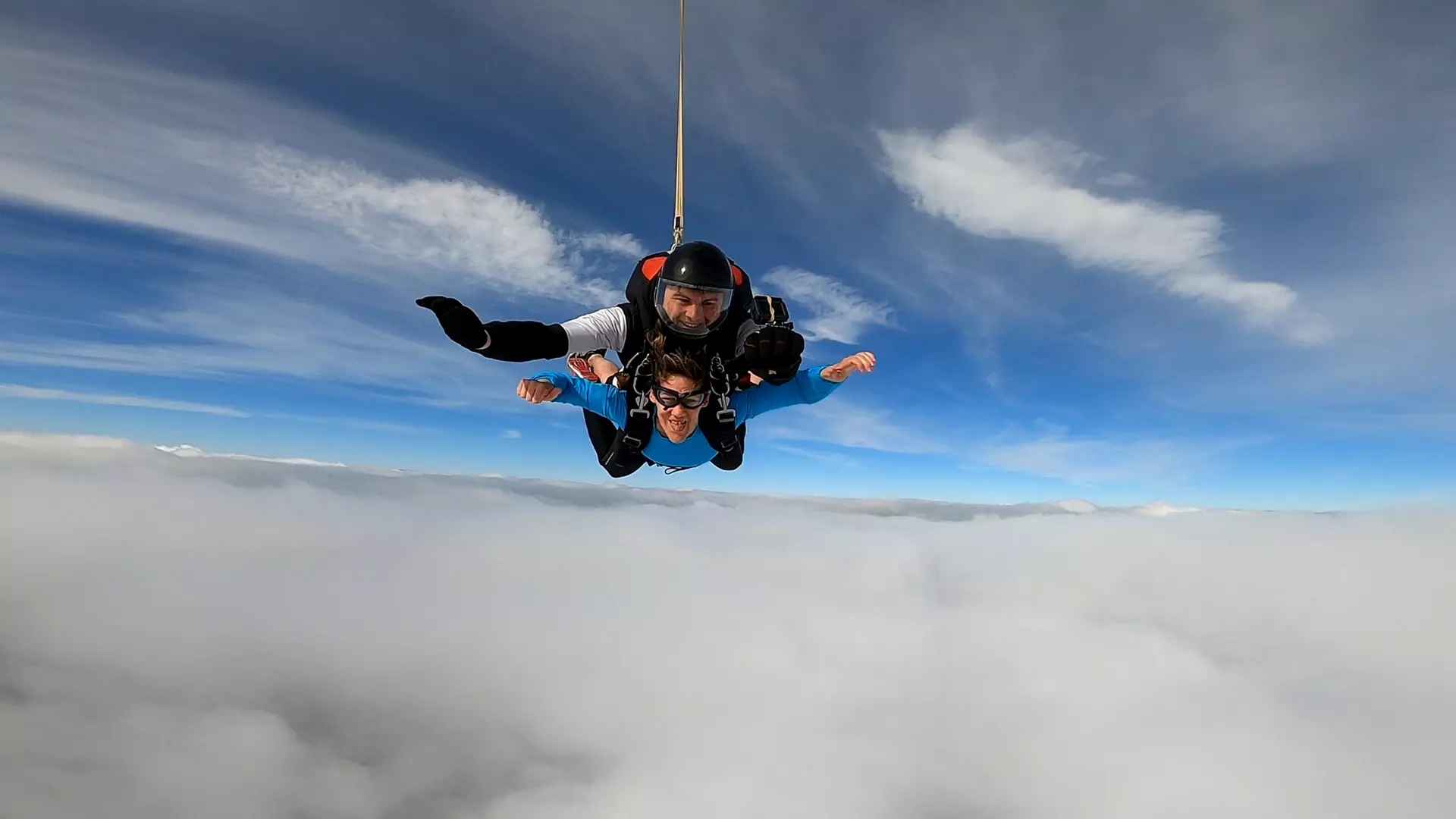 Podniebna przygoda: Skok spadochronowy w tandemie z 3500 m