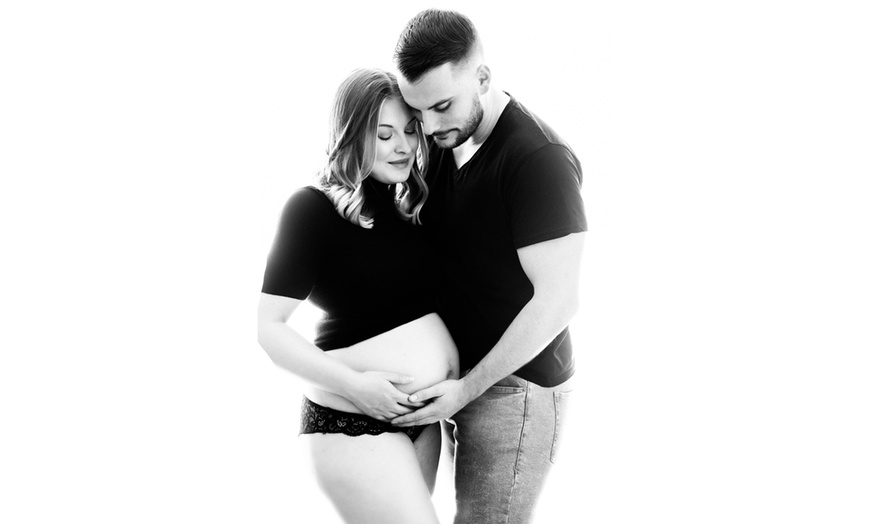 Image 5: Maternity/Pregnancy Photoshoot