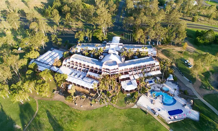 Kooralbyn:Queen Room, King Family Room up to 4 with Breakfast & more