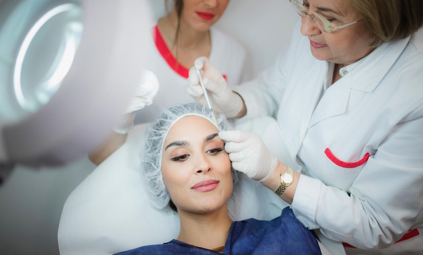 Image 1: Tratamiento facial de bioestimulación en Clínica Roch