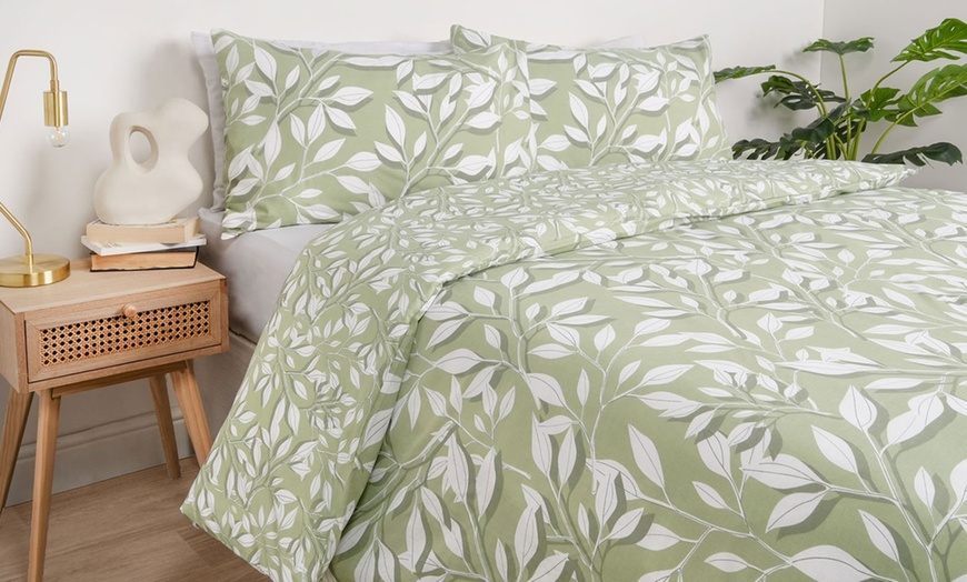 Image 6: Leaf Print Reversible Duvet Set