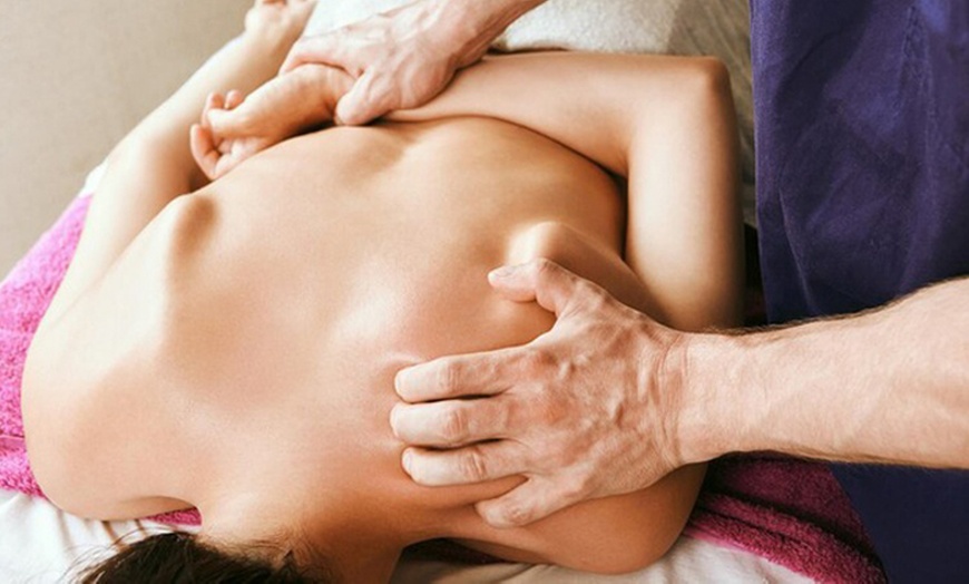 Image 1: 1 o 2 masajes a elegir de 60, 75 o 90 minutos para 1 persona