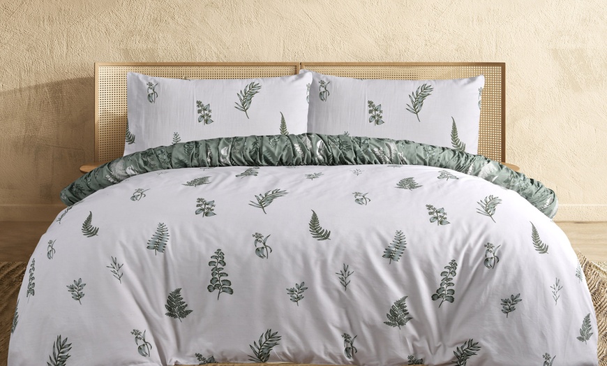 Image 3: Reversible Polycotton Fern Rouched Duvet Set