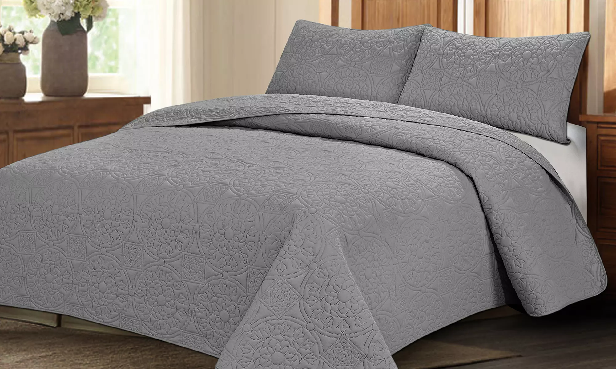 Medallion Reversible Oversized Bedspread Coverlet Quilt Set (3-Piece) - Primary Image