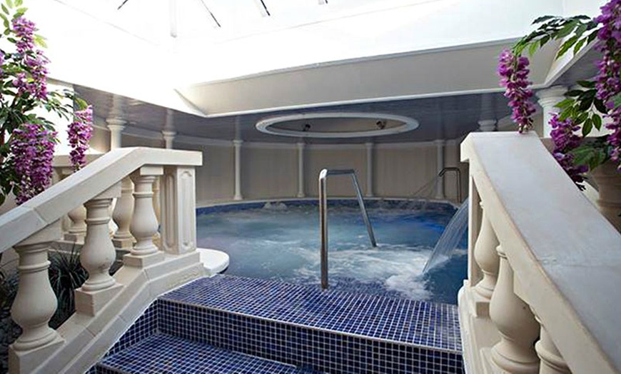 Image 1: Somerset: 1- or 2-Night 4* Spa Break