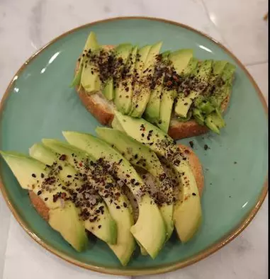 Menú de brunch con encanto rústico con tosta, dulces y bebidas