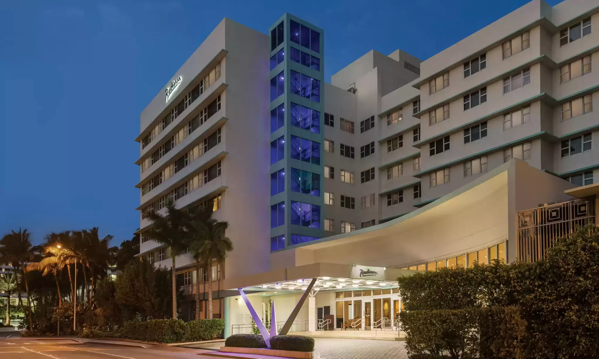 4-Star Resort in Miami Beach | Oceanfront Luxury & Heritage Pool