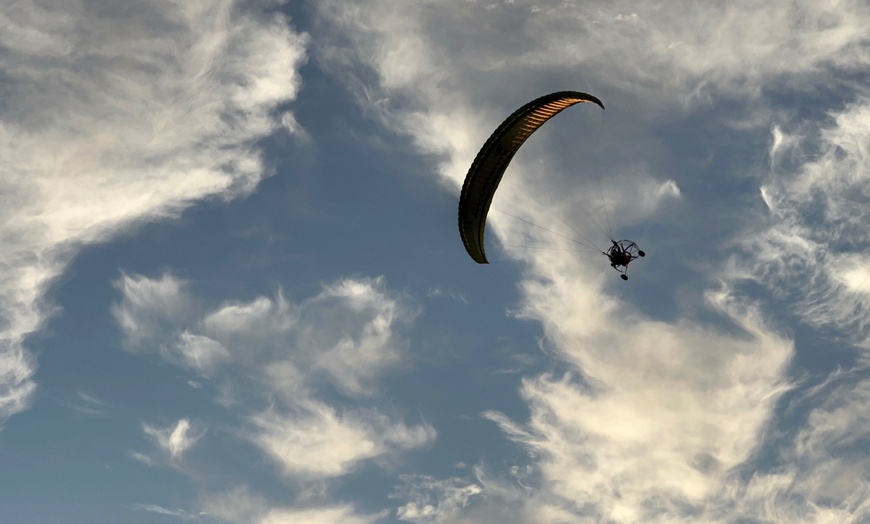 Image 3: Vuelo en parapente biplaza o a motor con piloto en Íkaro Parapente