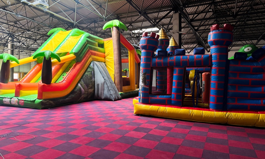 Image 7: Rozrywka w parku trampolin i dmuchańców: nawet cały dzień zabawy!