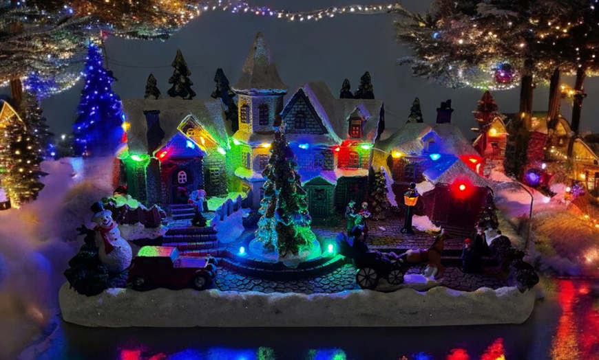 Image 1: Village de Noël décoratif avec arbre, lumières, sons et mouvements