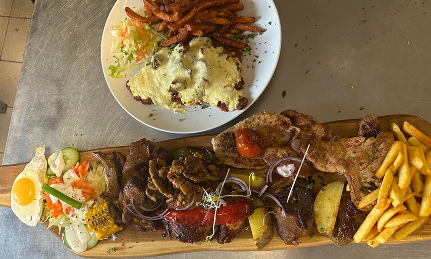 Image 1: Schlemmen ohne Ende: Schnitzel All-you-can-eat für bis zu 4 Personen