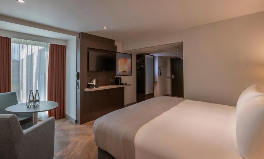 Image 3: London: 4* Deluxe Double or Executive King Room Stay with Breakfast