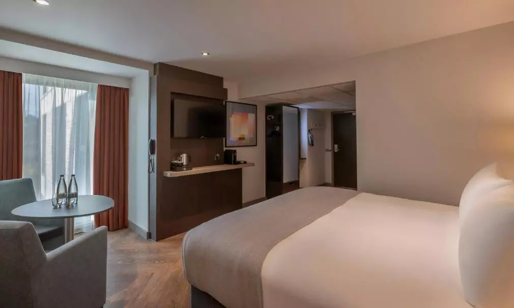 London: 4* Deluxe Double or Executive King Room Stay with Breakfast
