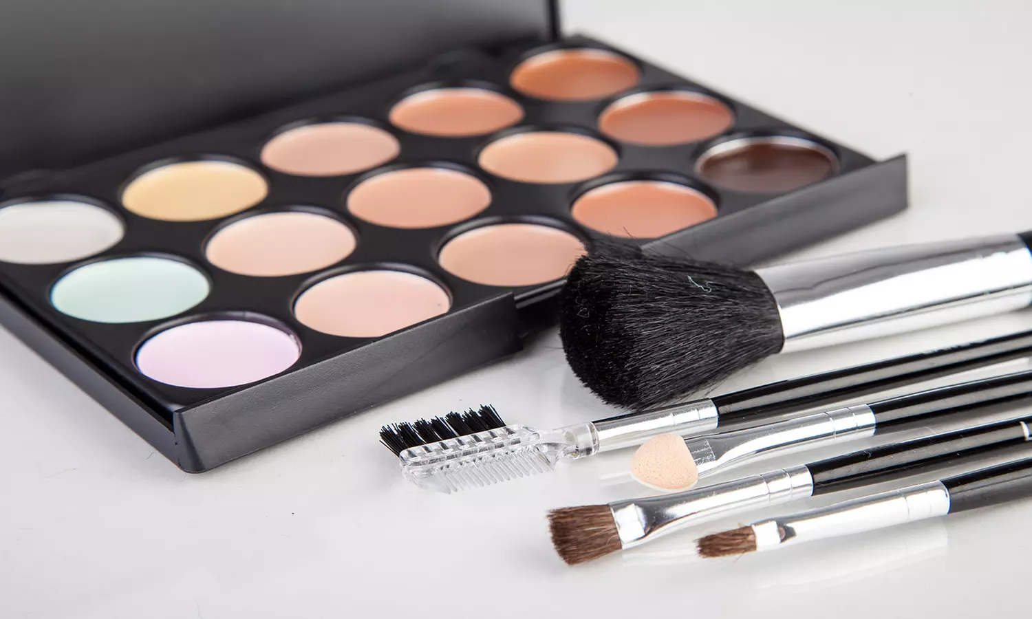 La Roc 1 Palette de 15 nuances de fond de teint et 5 pinceaux - Primary Image