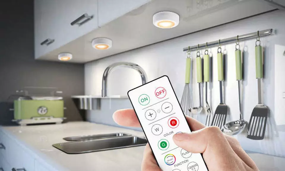 3, 6 o 12 luci LED con 1 o 2 telecomandi e scelta tra 16 colori chiari - Primary Image