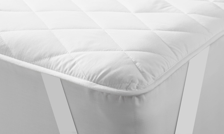 Image 3: Silentnight Double Size Mattress Protector
