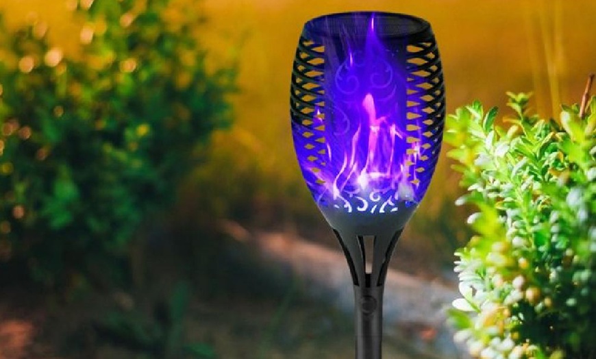 Image 5: Solar LED Flickering Flame Torch Light