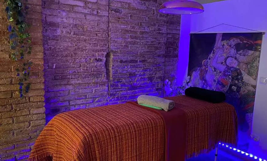 Image 2: Limpieza energética, armonización de chakras o Holistic Touch Massage
