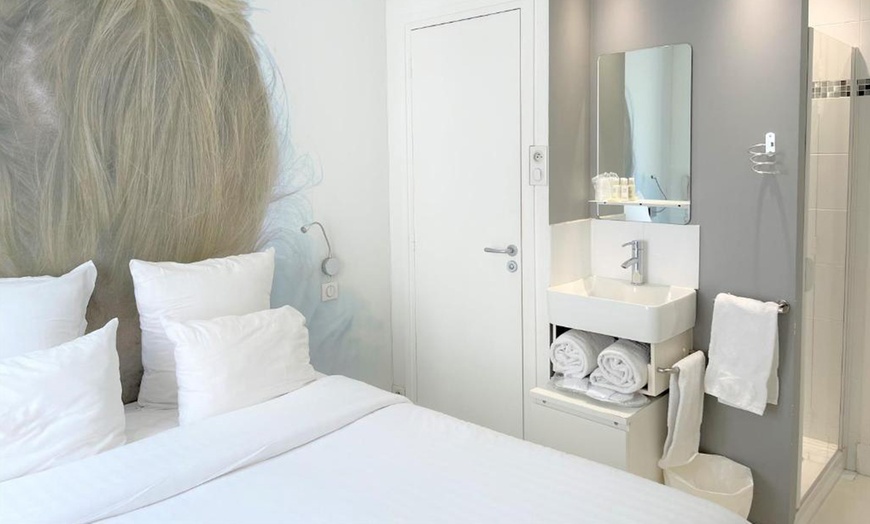 Image 3: Paris: Double Room "White" or "Soft" with Optional Breakfast  