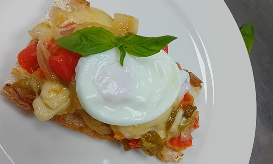 Image 4: Menú mediterráneo para 2 con postre y opción a botella de vino