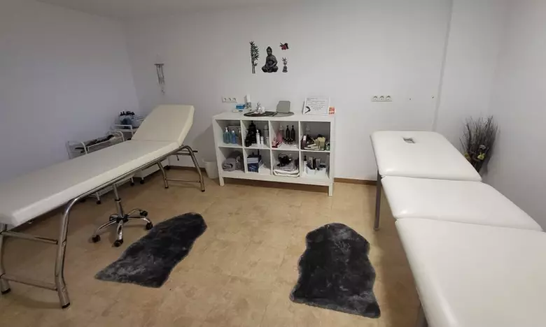 Relájate y reconecta en pareja con este masaje de 45 minutos con opción a ritual con aromaterapia, cava y bombones - Second Medium