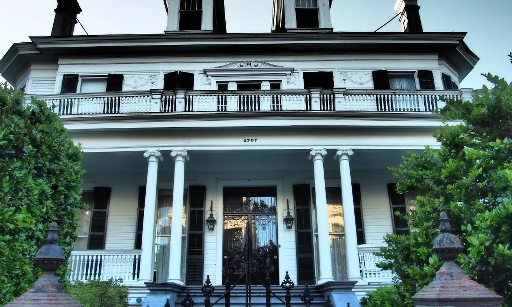 Discover Celebrity Homes & Iconic Film Sites on a Guided Walking Tour