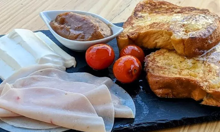 Brunch variado para 2 o 4 con bebidas frías y calientes incluidas