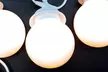 Guirlande lumineuse de jardin blanche avec 4 ou 10 boules à LED de la marque Lumisky - Second Medium