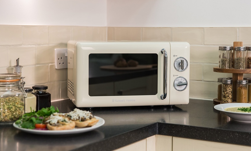 Image 3: Russell Hobbs Retro Microwave